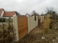 Zaun aus Granitstelen, Holz und Hainbuchen